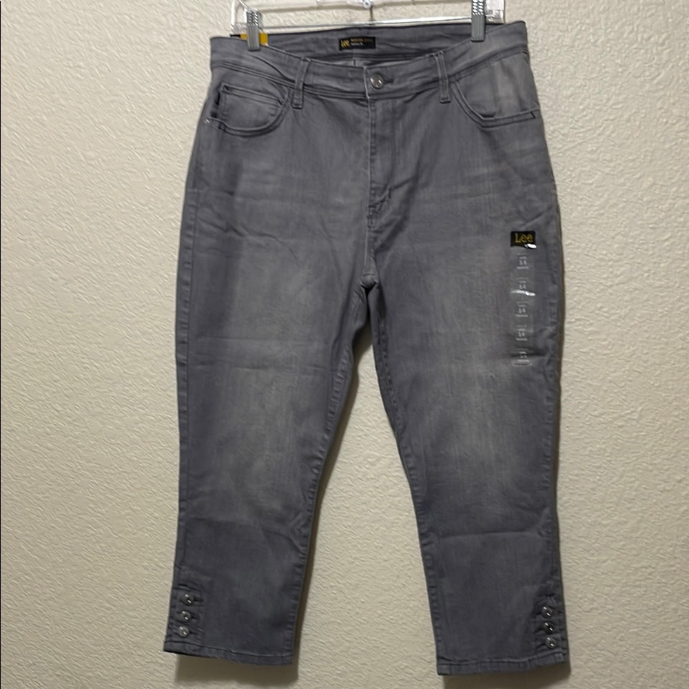 Lee Women's Modern Series Midrise Fit Gray Capris. NWT. Size 14.